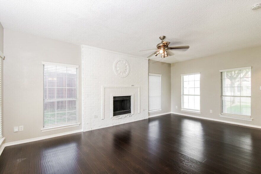 Building Photo - 6737 Moss Ln