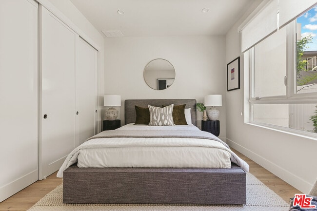 Building Photo - 3222 S Barrington Ave