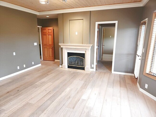Building Photo - Large Private Luxury Home in Pinebrook  Es...