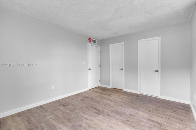 Building Photo - 9320 Fontainebleau Blvd