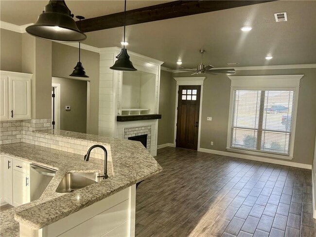 Building Photo - 818 MacDonald Dr