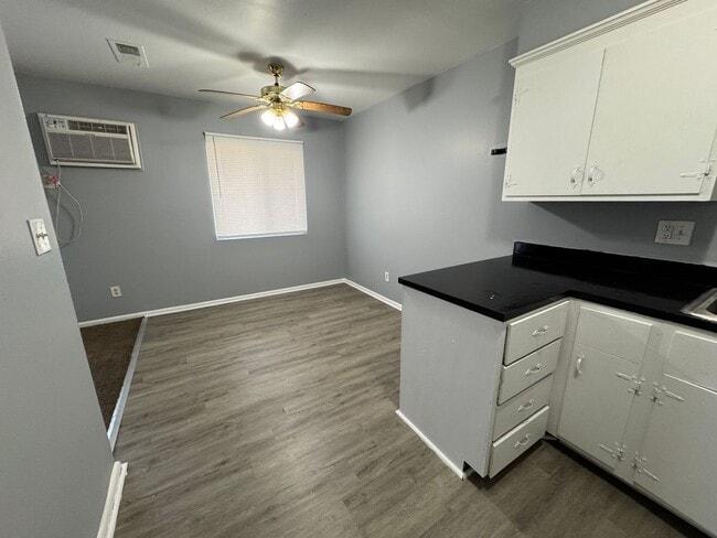 Building Photo - Warren Park 2 Bedroom Apartment w/Balcony