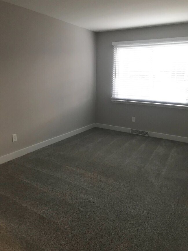 Building Photo - Pet Friendly, Renovated Home in Fox School District