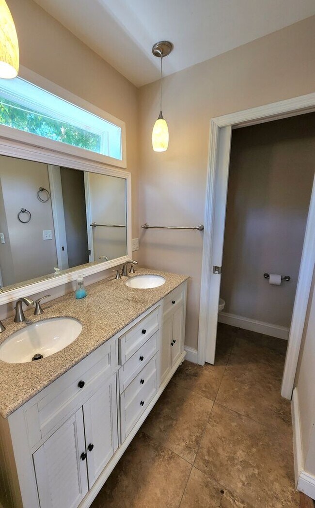 Building Photo - Completely Remodeled Navy Point 3 Bedroom, 2 Bath Cottage! Close to the Water!!