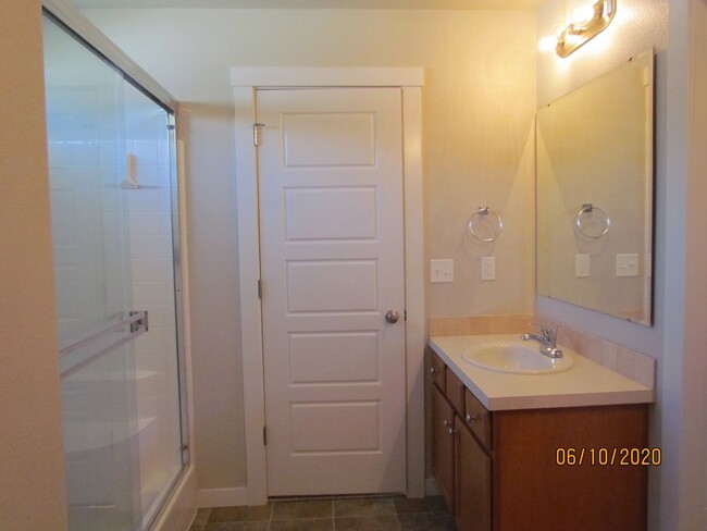 Building Photo - 3 Bed 2 Bath 1622 sqft RV Parking rent fre...