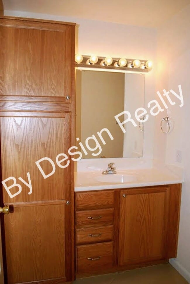 Building Photo - Modern 4 Bed 5 Bath Near UofA – Private Baths & Off-Street Parking