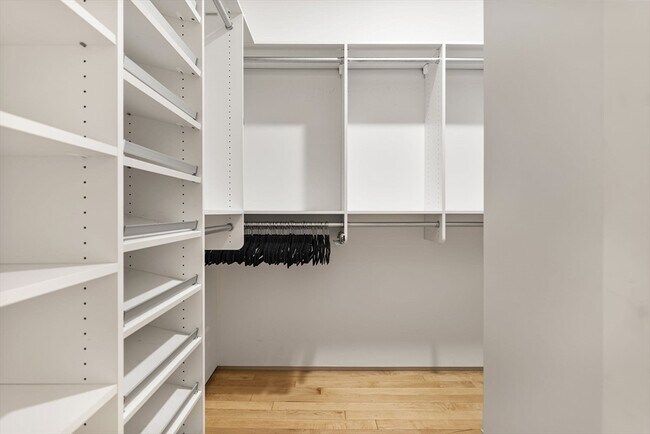 Building Photo - 618 E 2nd St