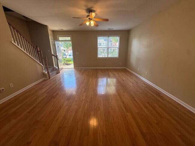 Building Photo - Spacious 3 bedroom 2.5 bath end unit townhome!