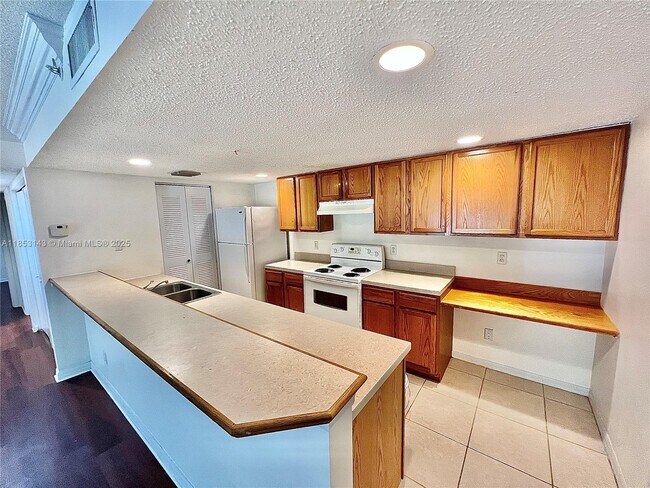 Building Photo - 9905 Westwood Dr