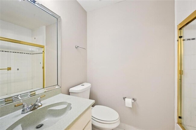 Building Photo - 2303 Pine Heights Dr NE