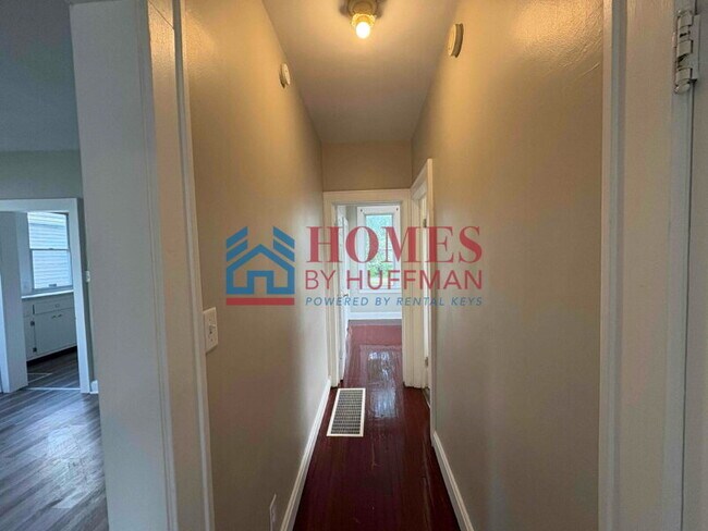 Building Photo - Two Bedroom House | Move in Ready
