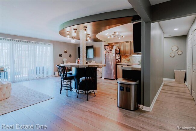 Building Photo - 430 Fox Hills Dr S