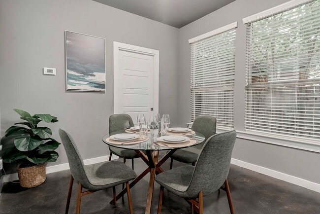 Building Photo - 2002 Rosewood Ave