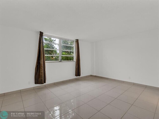 Building Photo - 121 SE 3rd Ave