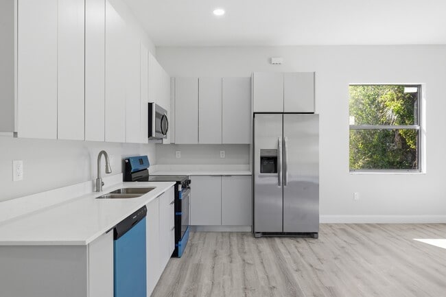 Building Photo - 825 Carbon St E