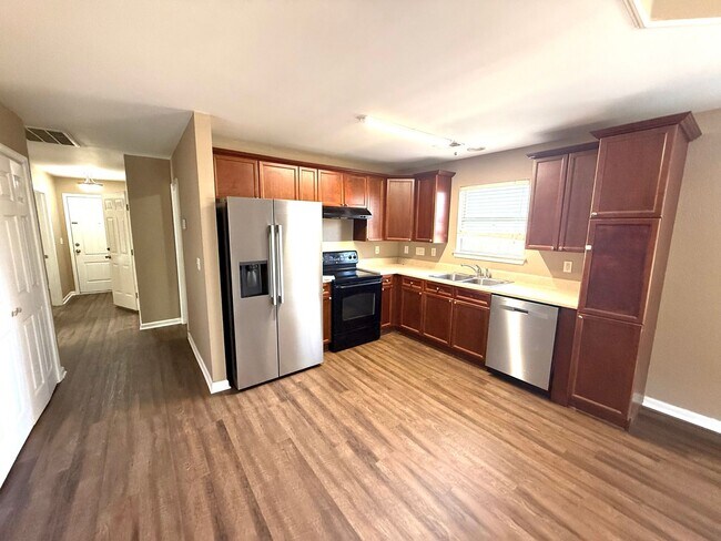Building Photo - ** 4 Bed 2 Bath located in Park Lake ** Ca...