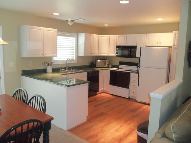 Building Photo - 2 BR Townhouse