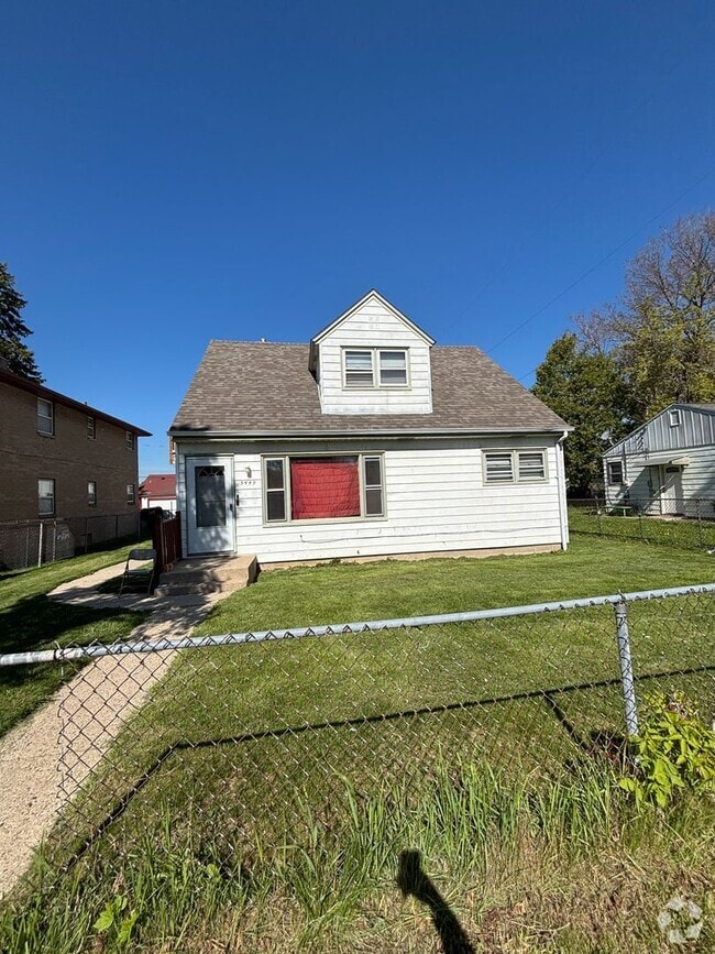 Building Photo - SINGLE FAMILY, 3 BEDROOMS, 2 KITCHENS, 2 B...