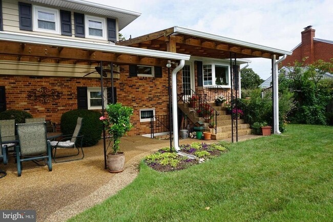 Building Photo - 927 Fairway Dr NE