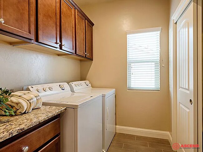 Building Photo - Remarkable 5 Bedroom Home!