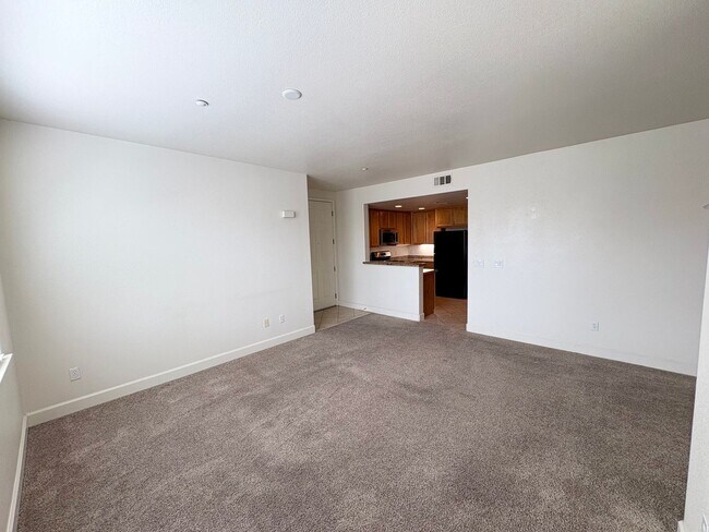 Building Photo - Nice Condo w/Garage in Roseville