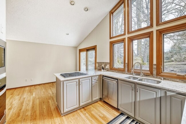 Building Photo - Single Family house on Meridian Valley Country Club.  Gated community