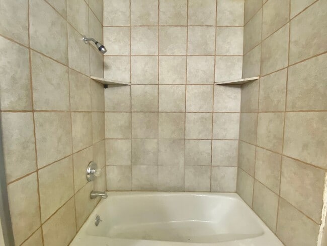 Building Photo - PRE- LEASING NOW for 2 bed 2 bath updated ...