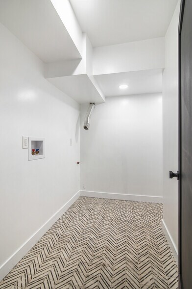 Building Photo - 9265 Thrush Way