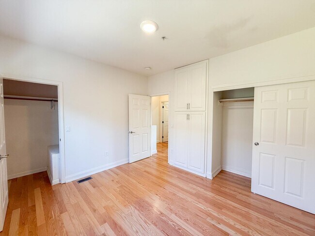 Building Photo - Albany Condo Features 2 Beds and 1.5 baths...