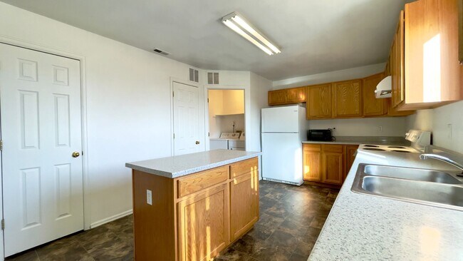 Building Photo - Upper 2 bed, 2 bath Condo on Leland for rent!