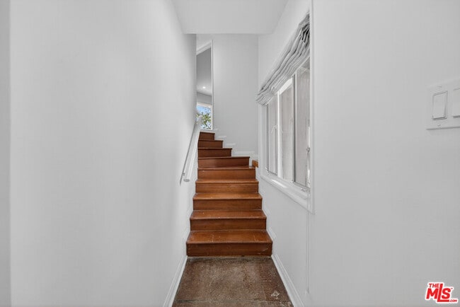 Building Photo - 935 Linda Flora Dr