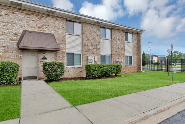 Building Photo - 1705 Robin Cir