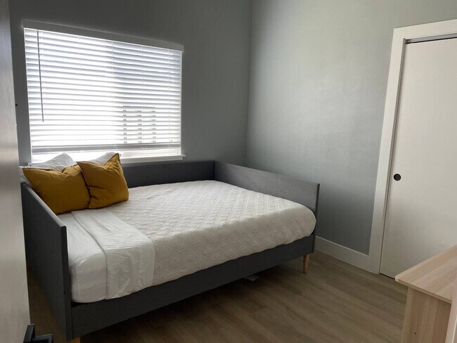 Building Photo - 198 Vía Del Sol