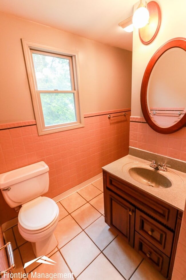 Building Photo - Awesome 5 Bedroom home near campus and Agg...