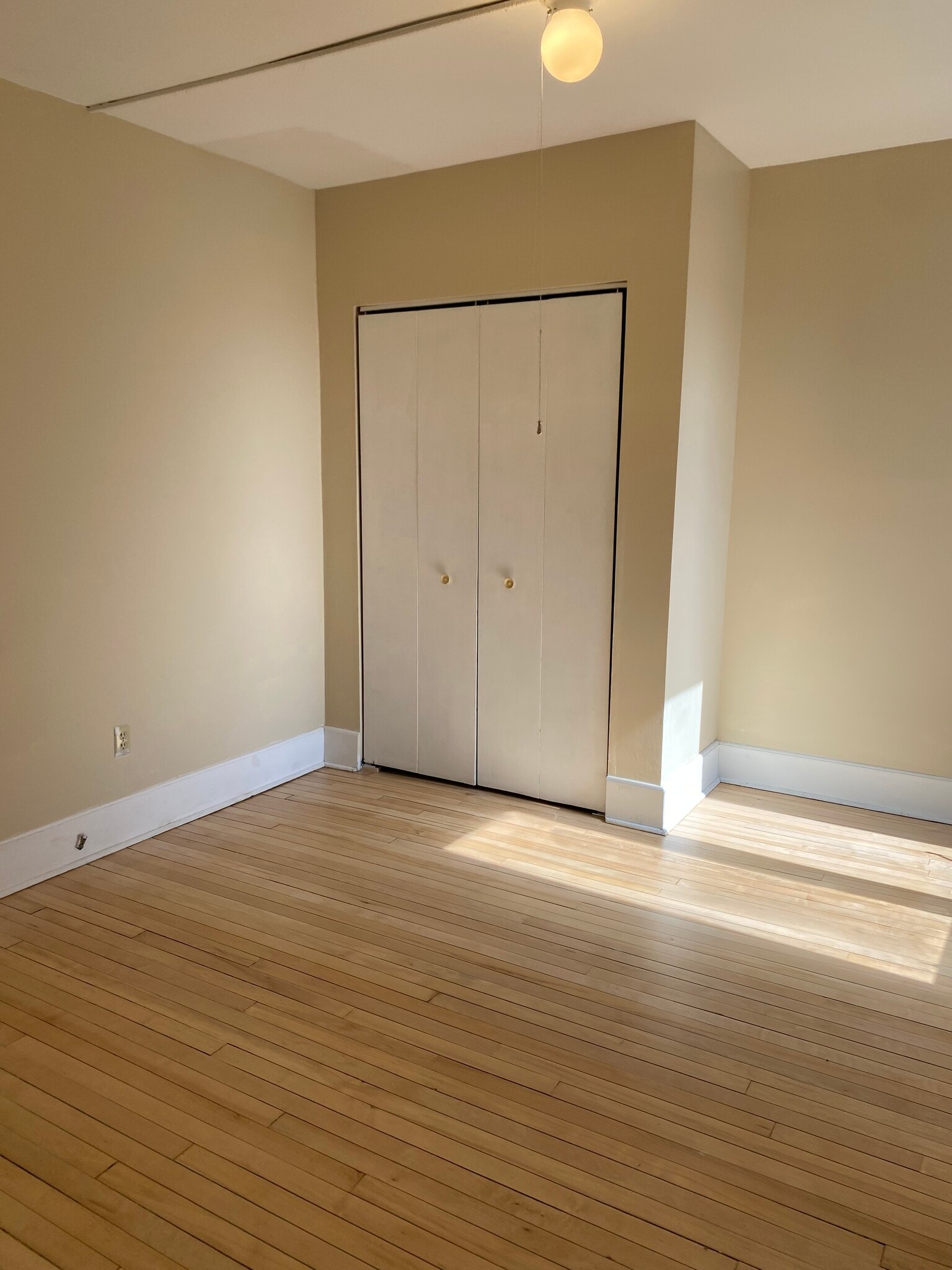 Building Photo - 826 E 2nd St