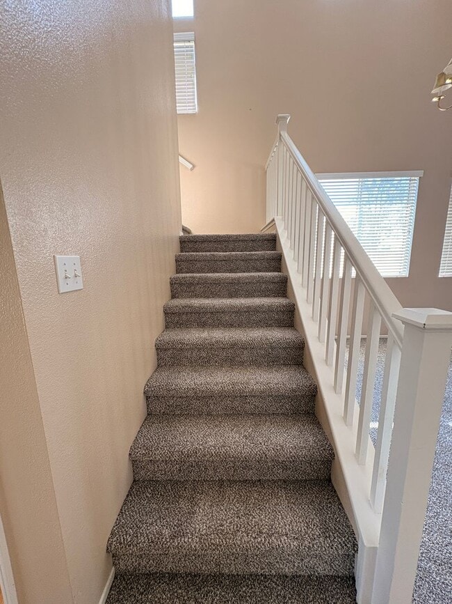 Building Photo - 4 Bed, 2.5 Bath in Riverside!
