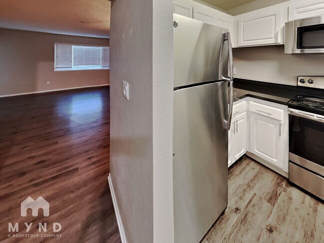 Building Photo - 6500 Country Club Dr Apt 7