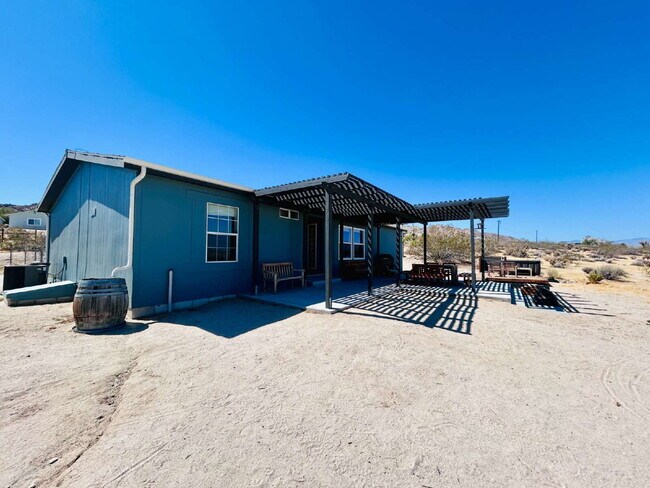 Building Photo - Updated 3 bd, 2 ba on 1.98 Acres with Hot Tub!