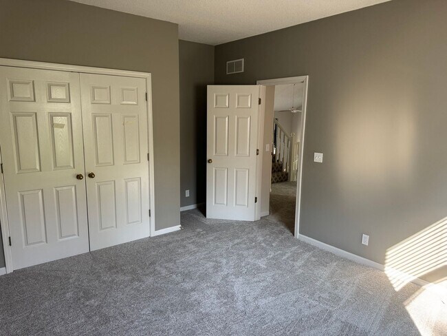 Building Photo - Four Bedroom Home Available in July - Fini...