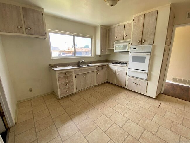 Building Photo - 1741 Lahoud Dr