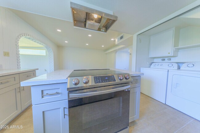 Building Photo - 4558 N 15th Ave