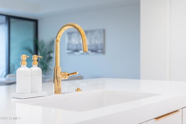 Building Photo - 6587 N Palmeraie Blvd