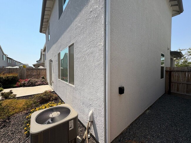 Building Photo - Two-story home in NW Visalia home Availabl...