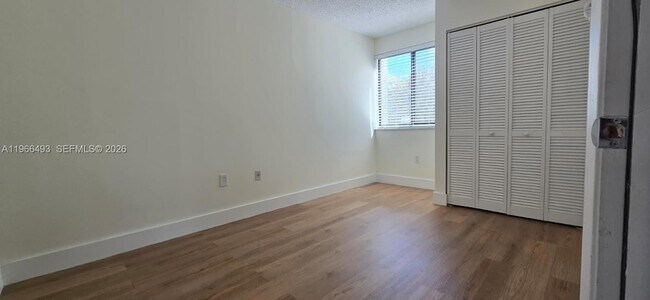 Building Photo - 10221 Fontainebleau Blvd