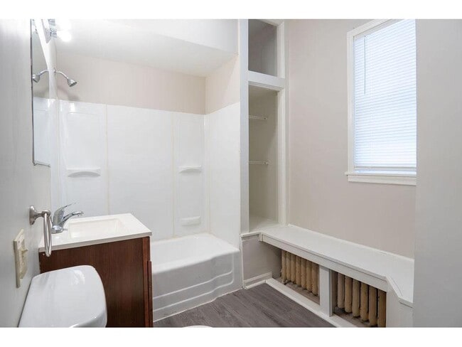 Building Photo - 1220 Burr St N