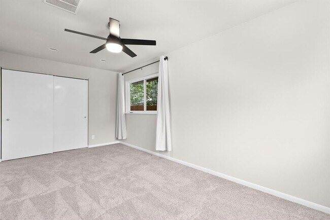 Building Photo - 501 Arbor Ln