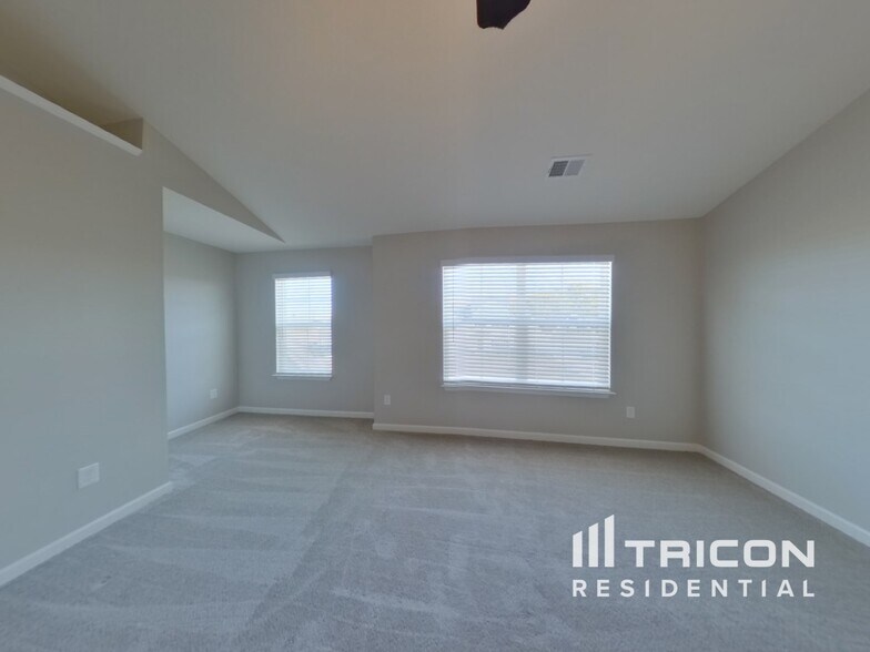 Building Photo - 715 Pollyanna Dr