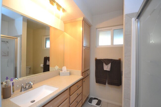 Building Photo - 3 bedroom, Fully Furnished Home