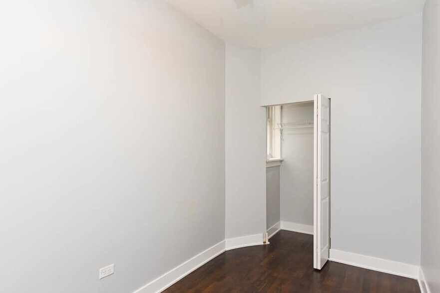 Building Photo - 1922 N Wilmot Ave