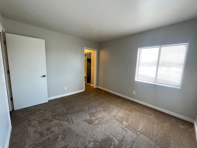 Building Photo - Lovely 2 Bedroom 2 Bath with Fireplace!